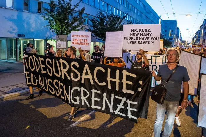 ... haben rund 400 Demonstranten beim "Marsch der Verantwortung" die inhumane Grenz- und Abschottungspolitik der EU kritisiert.