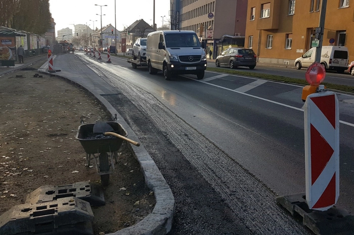 Wiener Straße: Weil die Bushaltestelle kurz vor dem Interspar ausgebaut wird, . . .