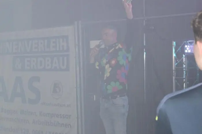Die Prämierung von 100 Euro für die originellste Verkleidung.