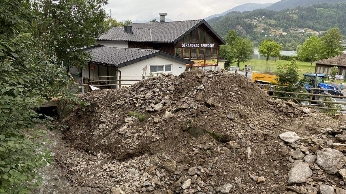 Der Gschrieter Bach richtete große Schäden an und wurde im Bereich der Verklausung bereits zu einem großen Teil ausgebaggert 