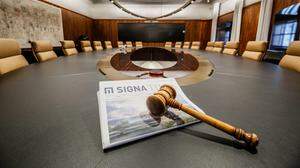 Auch der „Präsidententisch“ im Signa-Konferenzraum kommt unter den Hammer