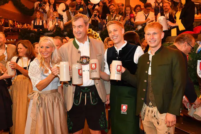 Der bayerische Ministerpräsident Markus Söder (2.v.l.) mit Gattin Karin Söder und Münchens Bürgermeister Dominik Krause mit seinem Verlobten Sebastian Müller