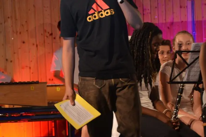 Jacob Almer, selbst ein Schüler der vierten Klasse, führte professionell durchs Programm.
