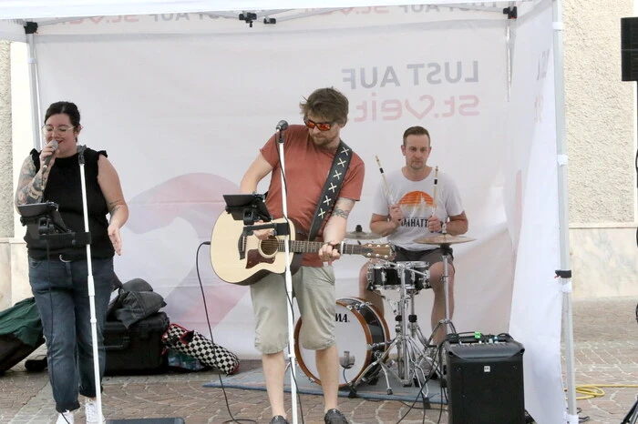 Und am Unteren Platz hatte zur selben Zeit die Klagenfurter Gruppe „Acoustica" (Foto) Aufstellung genommen. 