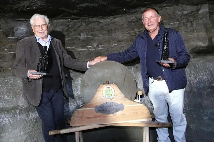 So ein Schleifstein, vor 120 bis 150 Jahren abgebaut, wurde im Rahmen eines Festaktes wieder zurück zu seinem Ursprung gebracht. Der 80-jährige Wagnermeister Karl Terschan (r.) aus Hitzendorf erhielt dieses Unikum von seinem ehemaligen Berufsschullehrer, dem nunmehr 99-jährigen Franz Lohr (l.) aus Eggersdorf bei Graz als Geschenk. Dieser hat den Schleifstein als Erbstück von seinem Vater erhalten. Terschan war es ein Anliegen, den Schleifstein wieder an den Ort zurückzubringen, an dem er einst abgebaut wurde.