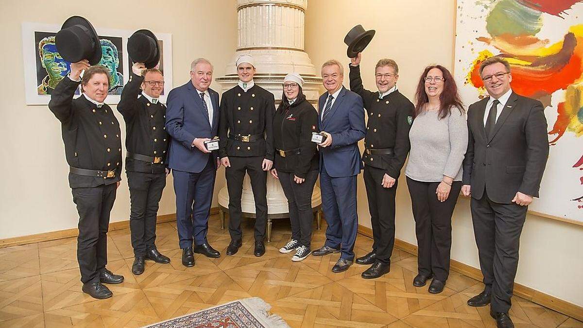 Rauchfangkehrer bei LH Schützenhöfer und LH-Stv. Lang. In der Mitte die beiden Lehrlinge