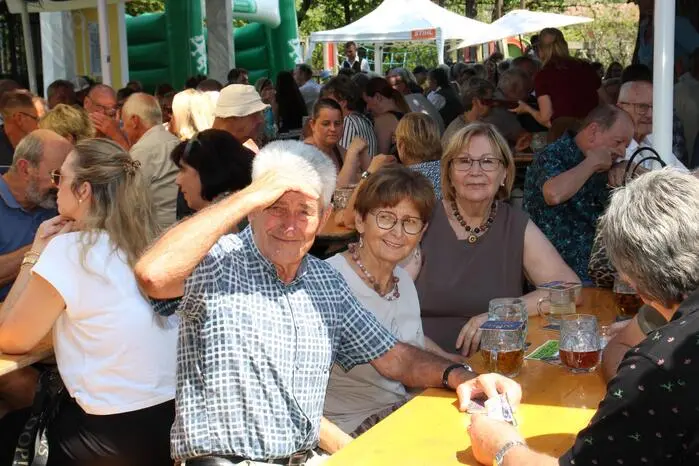 Im vollbesetzten schattigen Gastgarten konnten die Gäste mit kulinarischen Schmankerln, selbstgemachten Mehlspeisen, erlesenen Weinen und kühlenden Getränken einen gemütlichen Sonntag genießen.