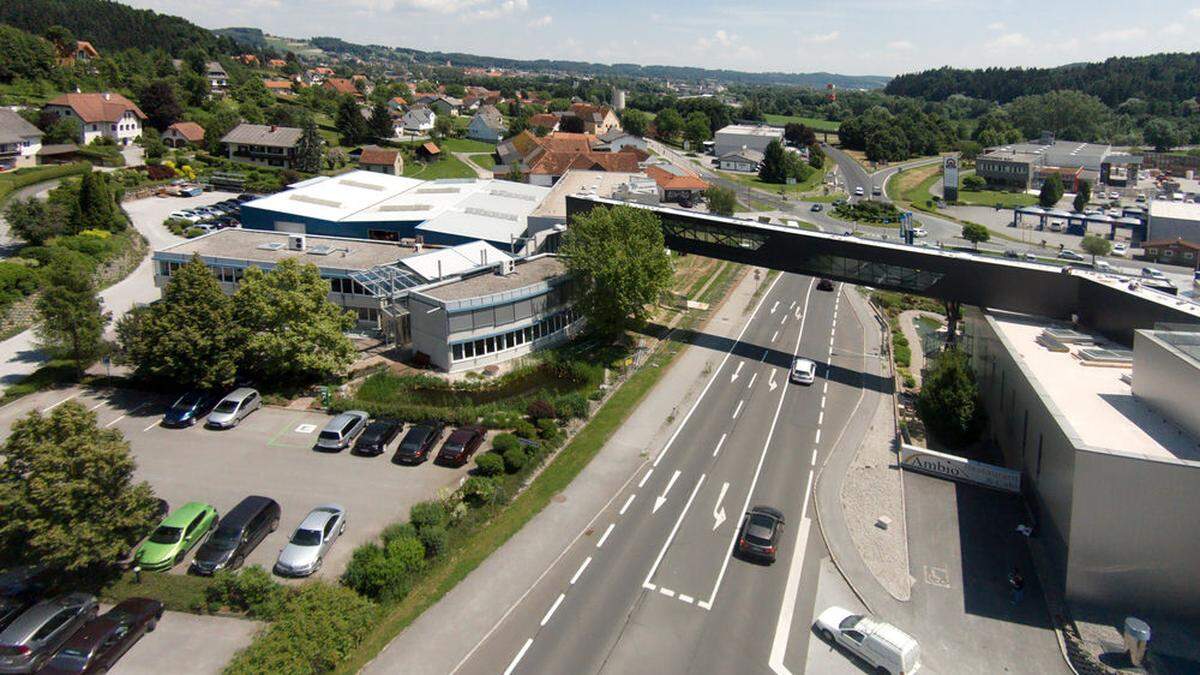 Eine lange Brücke verbindet das Gelände von BT-Anlagenbau mit dem Ambio. Darunter die B65