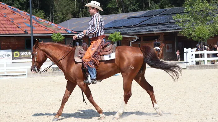 Die Westernreiter konnte man nicht nur am Reitstil, sondern auch an der Bekleidung erkennen.