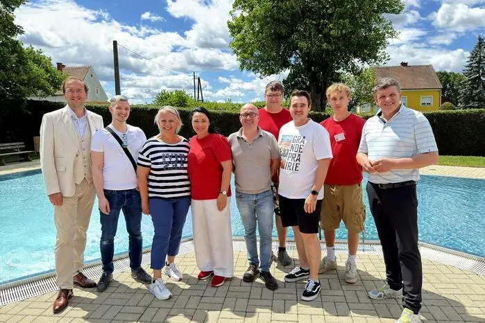 Den doppelten Startschuss für jede Menge Badespass und den Sprung ins kühle Nass gaben Bürgermeister Franz Jost, die beiden Vizebürgermeister Roland Gogg mit Christian Schandor, Finanzstadtrat Dieter Siegl und Stadtwerke Direktor Franz Friedl.