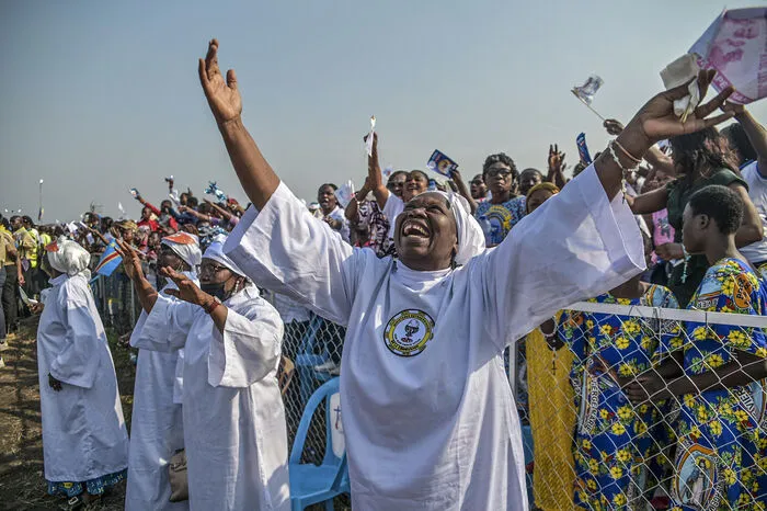 Für den Papst, der im Rollstuhl sitzt, ist es die fünfte Reise auf den afrikanischen Kontinent.