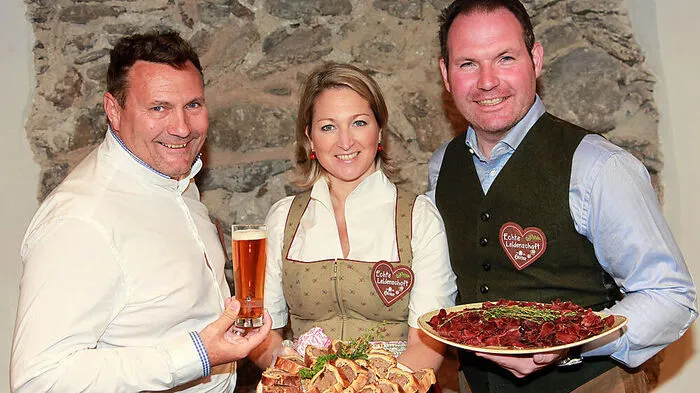 Lindenhof-Wirtshaus wird als Ganzjahresbetrieb geführt: Mario Donner (Hirter Brauerei), Elisabeth und Michael Berndl