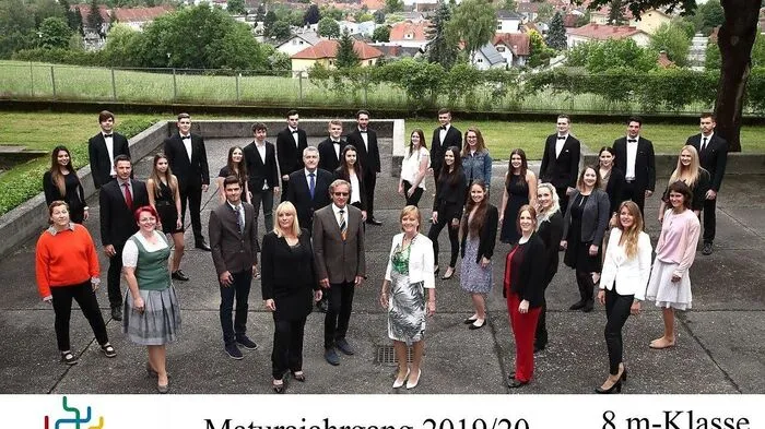 Nach acht Jahren Borg MIO in Voitsberg absolvierten die Schüler der 8m-Klasse als letzte die Matura in der Bezirkshauptstadt: Marlene Diebald, Elena Eisenberger, Stefan Gspurning, Nico Heidenhofer, Johanna Jocham, Julian Kalpacher, Marco Krauss, Yasemin Kücükyasar, Carmen Kupfer, Paul Longin, Jasmin Marcher, Pascal Neger, Carmen Reinbacher, Laura Ruprechter, Thomas Saurer, Sarah Scheer, Vanessa Schlatzer, Martin Stering, Fabian Ströhl und Maximilian Wipfler. Ab Herbst ist das Borg MIO dann direkt im BG/BRG/Borg in Köflach untergebracht.
