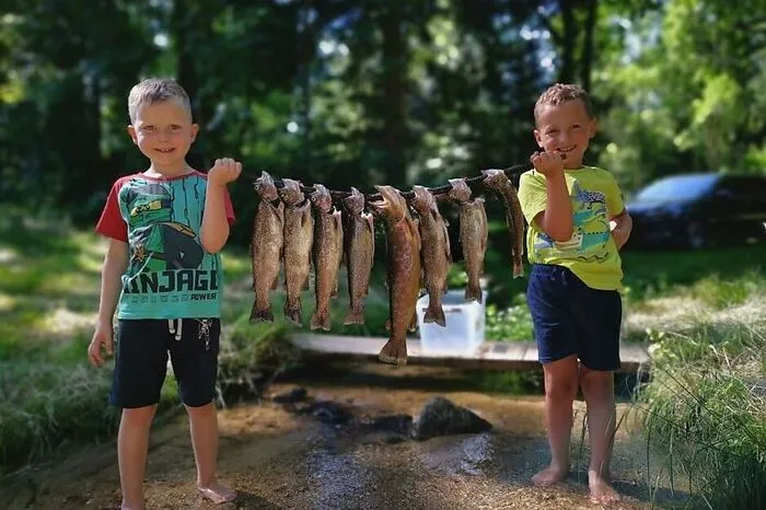 Viel Spaß und Abwechslsung haben Jakob und Maximilian in den Ferien, so wie hier beim Fischen. Der Fang reicht für das Abendessen der ganzen Familie.