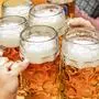 Wiesnbesucher stoßen im Hofbräu-Festzelt mit ihrer Maß Bier an, Oktoberfest, München, Oktober 2024 Deutschland, München, Oktober 2024, Wiesnbesucher stoßen im Hofbräu-Zelt mit ihrer Maß Bier an, Biertrinker, Maßkrüge, Bierpreis im Festzelt 14,95 Euro, Oktoberfest, typisch bayerisch, Volksfest, Bayern, *** Oktoberfest visitors toast with their Maß of beer in the Hofbräu tent, Oktoberfest, Munich, October 2024 Germany, Munich, October 2024, Oktoberfest visitors toast with their Maß of beer in the Hofbräu tent, beer drinkers, beer mugs, beer price in the tent 14.95 euros, Oktoberfest, typical Bavarian, folk festival, Bavaria,