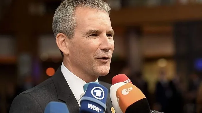 Ohne Worte. Daumen hoch gegen Postenschacher. Laut Ex-Finanzminister Hartwig Löger sollte das heißen "Gib a Ruh!" - er definiert damit die Mutter aller Politikergesten neu.
