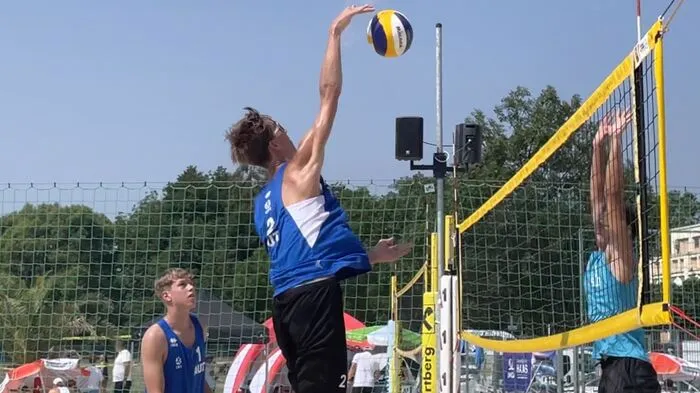 Der Hartberger Lukas Glatz und sein Partner Tobias Willimek können ihr Auftaktspiel 2:0 für sich entscheiden.