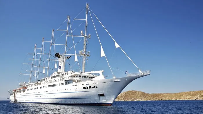 Club Med 2. An Bord des luxuriösen Fünf-Mast-Seglers Club Med 2 erobern Gäste im Sommer die türkisblauen Karibik-Gewässer. Geboten werden neben der neu gestalteten Inneneinrichtung des Schiffes auch ein umfangreiches Wasser- und Landsportangebot.
