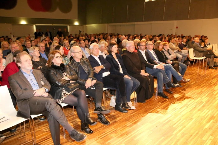 An die 400 Besucher ließen sich diesen musikalischen Ohrenschmaus in der Blumenhalle nicht entgehen. 