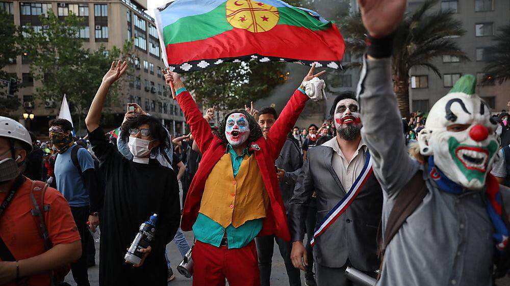 Ein Demonstrant als Joker in Chile