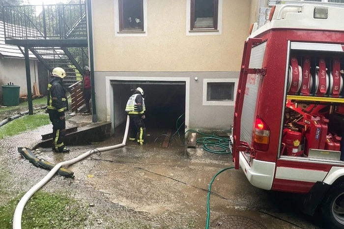 Denn aufgrund der starken Niederschläge im Raum Pöllau und Pöllauberg mit teilweise mehr als 100 Liter pro Quadratmetern kam es zu mehreren Überschwemmungen und Verklausungen.