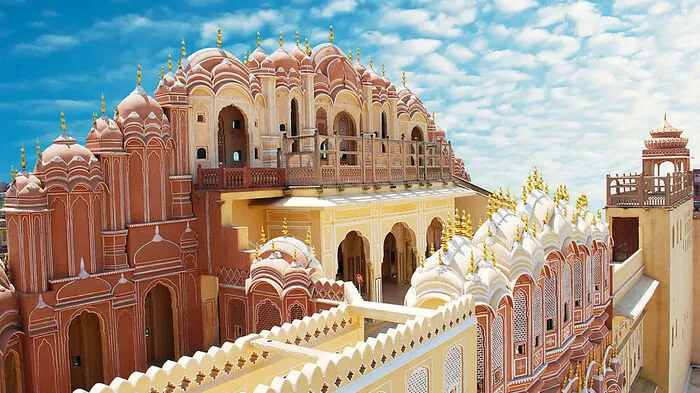 Indien. Sie wird nicht von ungefährt die "rosarote Stadt" genannt: Die von einer historischen Mauer umgebene Stadt Jaipur im nordwestindischen Bundesstaat Rajasthan wurde 1727 unter dem Maharaja von Amber, Sawai Jai Singh II., gegründet. Die wichtigsten Märkte, Geschäfte, Wohnhäuser und Tempel entlang der Hauptstraßen wurden vom Staat errichtet, um ein einheitliches Fassadenbild zu gewährleisten.
