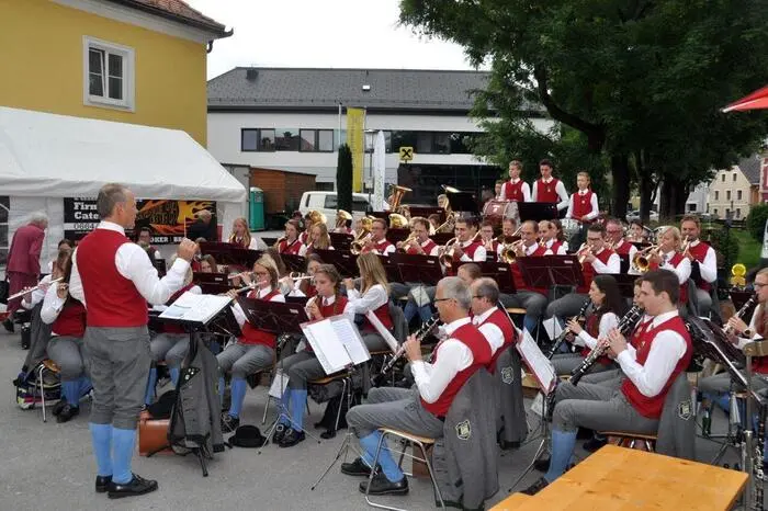 Angesagt war eigentlich Regenwetter, doch die Weißkirchner starteten trotzdem pünktlich mit ihrem nunmehr schon 32. Marktfest.
