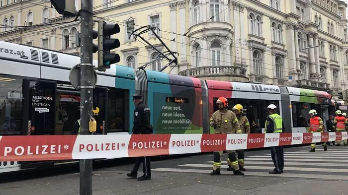 Zwei Straßenbahnen sind Donnerstagmittag in Graz seitlich kollidiert. Eine der beiden Trams ist dabei zum Teil entgleist.