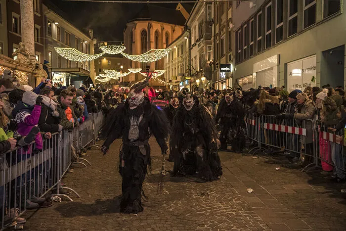 Tausende Besucher suchten sich am Hauptplatz den besten Platz
