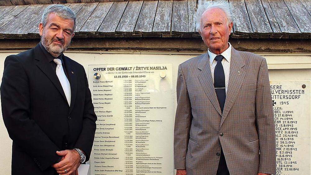 Slavko Einspieler, Obmann des slowenischen Kulturvereins Trta (links) mit Initiator Franz Kukovica bei der Enthüllung der Gedenktafel