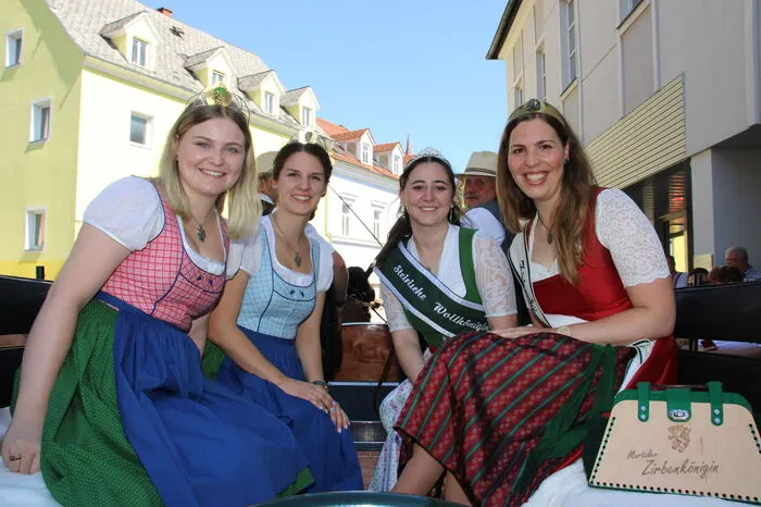 ... vier steirische Hoheiten auf den Rathausplatz gebracht wurden.