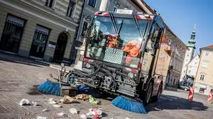 Ein Mitarbeiter der Straßenreinigung steht im Verdacht, die Hälfte seiner Dienstzeit einfach nichts getan zu haben