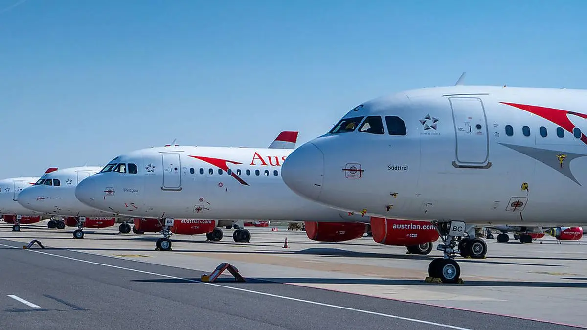 ABD0054_20200324 - SCHWECHAT - ÖSTERREICH: ++ HANDOUT ++ Die Austrian Airlines (AUA) hat am Donnerstag, 19. März 2020, den Linienflugbetrieb aufgrund der Coronavirus-Pandemie eingestellt. Die Flugzeuge der Austrian Airlines wurden am Flughafen Wien geparkt. - FOTO: APA/AUSTRIAN AIRLINES - ++ WIR WEISEN AUSDRÜCKLICH DARAUF HIN, DASS EINE VERWENDUNG DES BILDES AUS MEDIEN- UND/ODER URHEBERRECHTLICHEN GRÜNDEN AUSSCHLIESSLICH IM ZUSAMMENHANG MIT DEM ANGEFÜHRTEN ZWECK UND REDAKTIONELL ERFOLGEN DARF - VOLLSTÄNDIGE COPYRIGHTNENNUNG VERPFLICHTEND ++