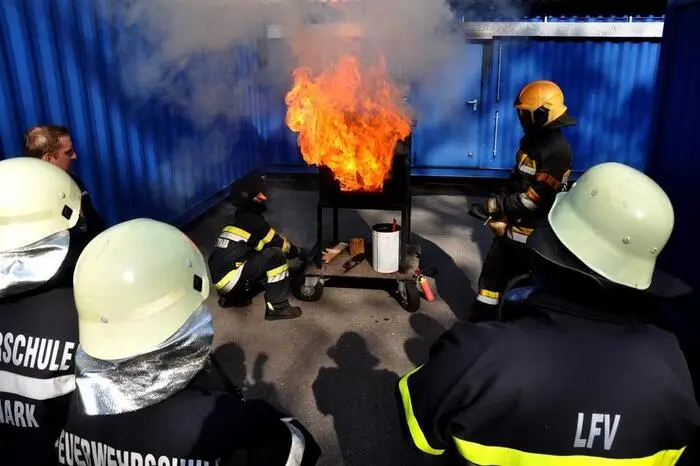 Die acht Filipinos sind Mitglieder der rund 20-köpfigen Freiwilligen Feuerwehr „Naga White Volunteer Fire Rescue“, die unter dem Kommando von Fire marshall Oscar Lee geführt wird.