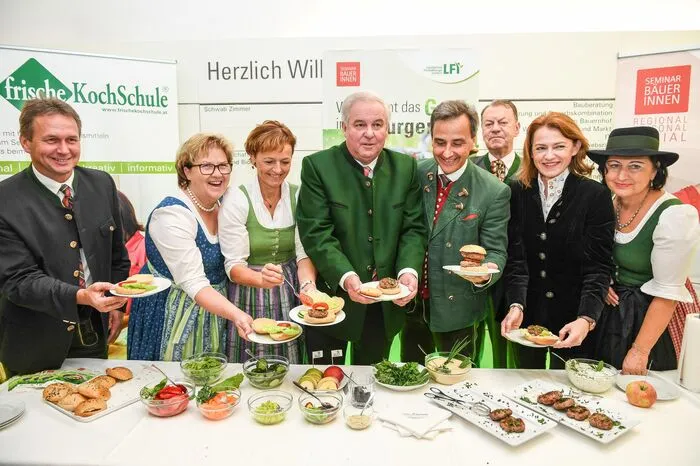 Nein, sie arbeiten nicht an einer Karriere bei McDonald's: Titschenbacher, Maier, Pein, Schützenhöfer, Nagl, Harnoncourt, Meixner übten sich im Stadtbauernhof als Burger-Köche