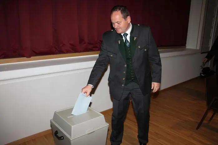 Klicken Sie sich durch die Fotos der konstituierenden Sitzung.