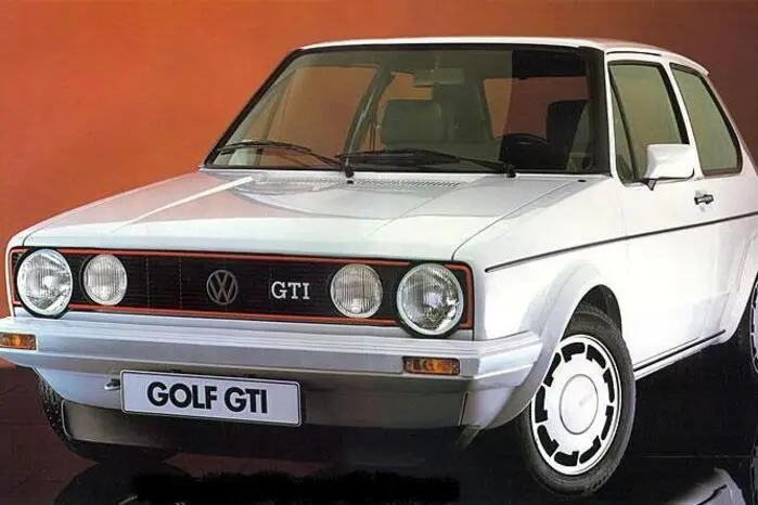 Jetzt war der GTI an sich schon für VW sehr mutig und dann treiben es die Jungs aus Wolfsburg im allerletzten Baujahr der ersten Golf-Serie noch einmal auf die Spitze. Sie legten den Pirelli auf, um die Nachfrage kurz vor Produktionsschluss noch einmal anzuheizen. Die Maßnahmen waren simpel, aber effektiv: Alle Anbauteile lackierte man in Wagenfarbe und anstelle der süßen 13-Zoll-Stahlfelgen kamen 14-Zöller im exklusiven Pirelli-Design mit – richtig – Pirelli-Reifen zum Einsatz. Dann noch ein paar Gimmicks aus der Aufpreisliste dazu packen, und das war es auch schon, mehr Unterschiede zu einem normalen GTI gibt es nicht. Dennoch war VW von der Nachfrage mehr als überrascht. 40.000 Pirellis liefen gemeinsam mit anderen Sonderserien (Rabbit GTI, GTI Trophy) vom Band. Und zwar immer noch, als der Golf 2 bereits ausgeliefert wurde.