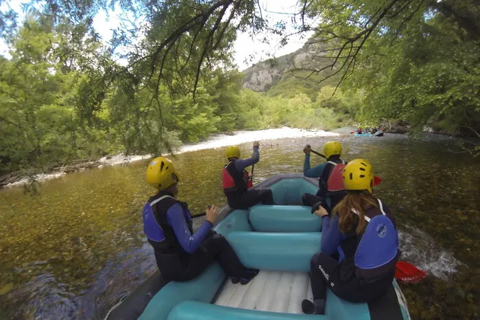 Eine Raftingtour durch die Vikos-Schlucht zahlt sich aus. Die Fahrt auf dem Wildwasserfluss Voidomatis dauert rund eineinhalb Stunden und geht sechs Kilometer dahin.