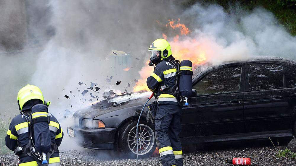 Die Freiwilligen Feuerwehren Velden und Lind löschten den Fahrzeugbrand