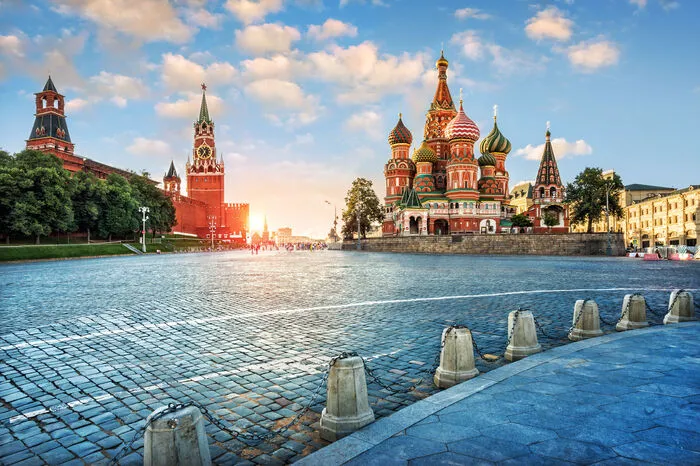 Moskau. Es mag wie Wahnsinn erscheinen, mitten im Winter nach Moskau zu fahren, aber Silvester in der russischen Hauptstadt übertrifft Weihnachten bei Weitem. Das Feuerwerk über dem Roten Platz, das den Kreml und die Basiliuskathedrale um Mitternacht erhellt, sollten Urlauber nicht verpassen. 