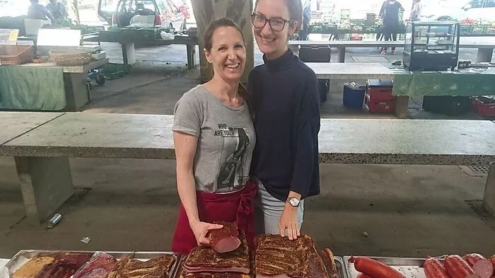 Elisabeth (links) und Nichte Teresa Hammer freuen sich auf grillfreudige Kundschaft.