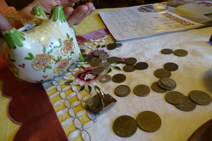 Zum ersten Mal hat die Familie das "Was bin ich"-Schweinchen geöffnet und, mitten unter den fünf Fünf-Mark-Münzen Schillinge und Euromünzen gefunden.