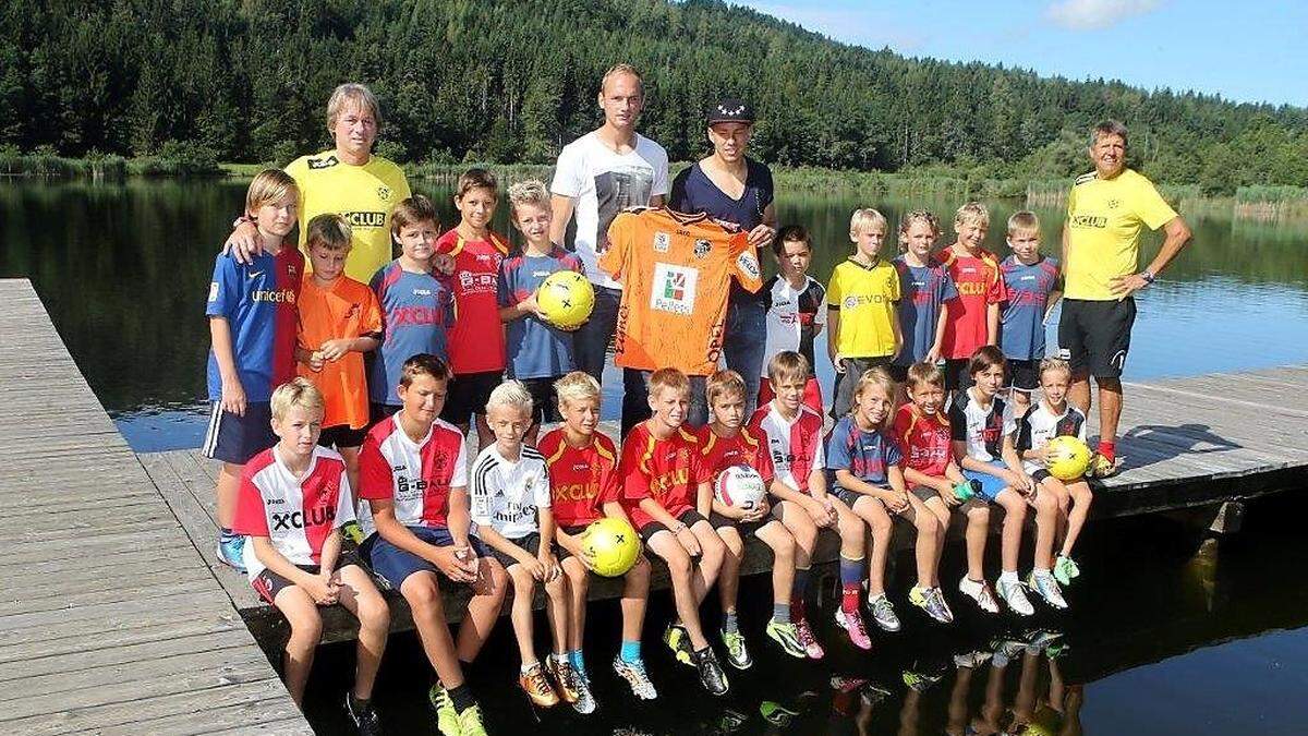 Junge Vereinsspieler trainieren bei den Feldkirchner Fußballcamps mit Profis und Anfänger können ausprobieren, ob Fußball ihre Sportart ist