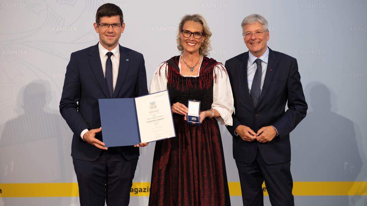 Carmen Nickel-Unterholzer (Mitte) bei der Verleihung 