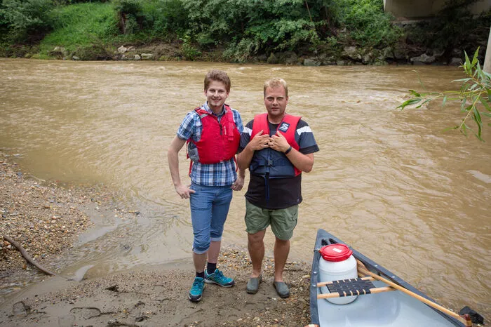 Kleine-Redakteur Jonas Pregartner vor dem Einstieg gemeinsam mit Peter Kerschbaumer (rechts).