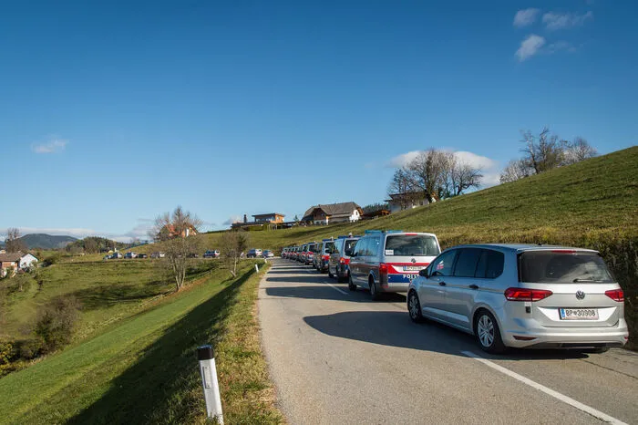 Die Polizei-Kolonne auf dem Weg zum Einsatzort.