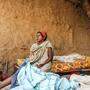 Eine Mutter mit ihrem verwundeten Kind in Tigray 