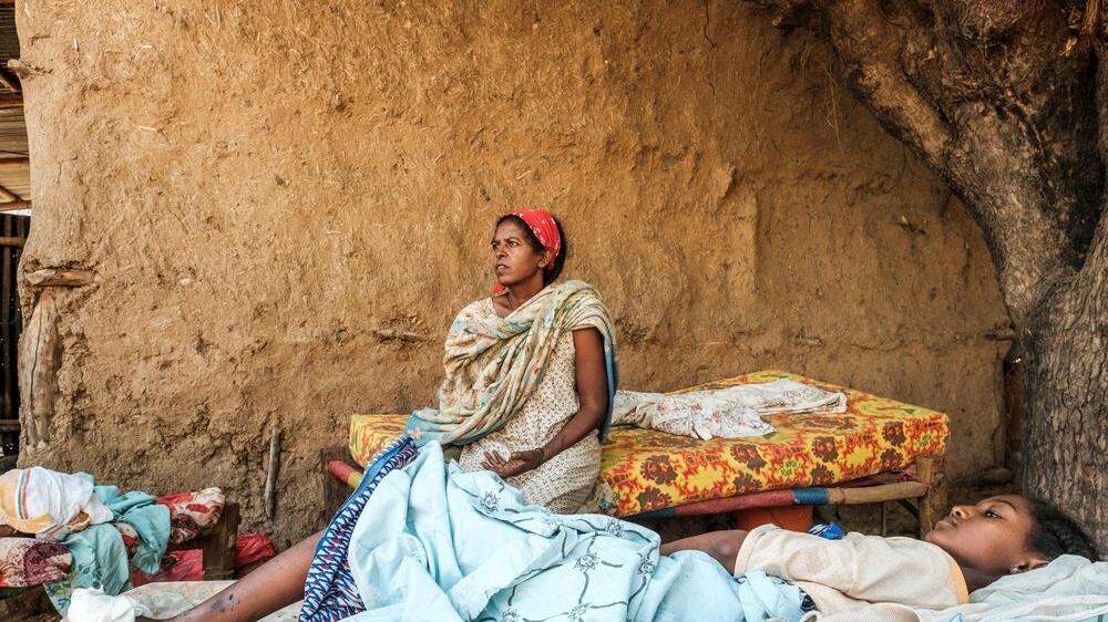Eine Mutter mit ihrem verwundeten Kind in Tigray 