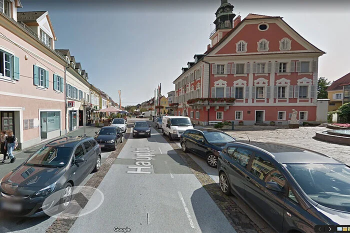 Die Bilder entstehen, indem das Google Street View-Auto, das mit mehreren speziellen Panoramakameras ausgestattet ist, durch die Straßen fährt. Die Kameras sind auf einer Höhe von ca 2,5 Metern über dem Boden auf den Fahrzeugen befestigt. 