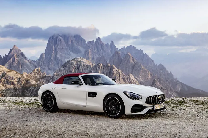 Die Roadster-Variante werden die Affalterbacher mit zum Autosalon an die Seine bringen. Das Stoffdach öffnet und schließt in circa elf Sekunden, was bis zu einer Geschwindigkeit von 50 km/h möglich ist.
